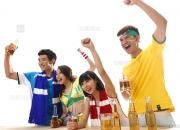 球迷们为一场精彩的对决欢呼不已