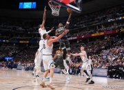 西蒙斯复出首战，威少状态火爆，76人成为焦点！