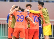 紧张刺激的比赛中，球员们拼尽全力！