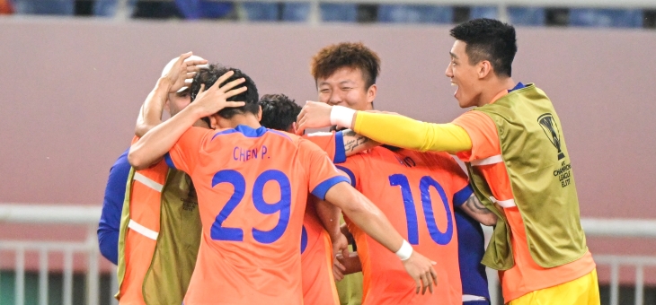 紧张刺激的比赛中，球员们拼尽全力！